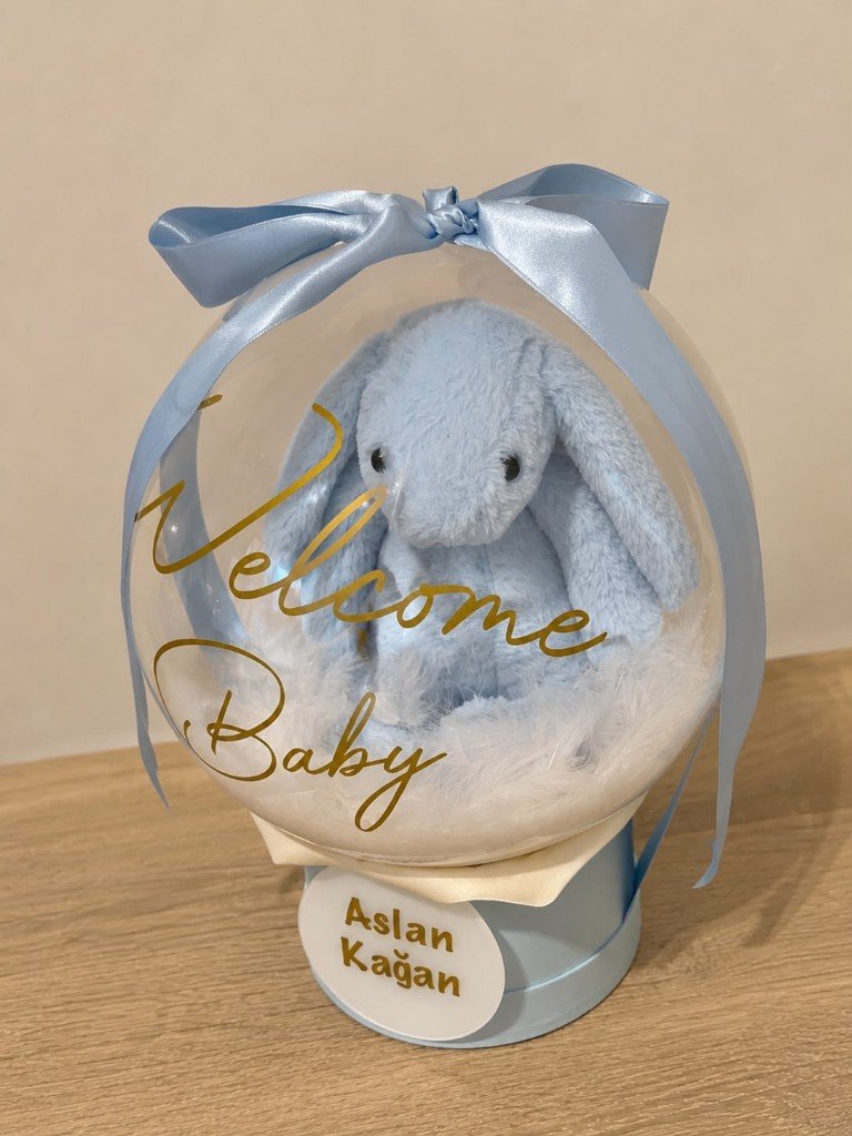 “Welcome Baby” Mavi Peluş Tavşanlı Şeffaf Balon Sepeti (Erkek Bebek)